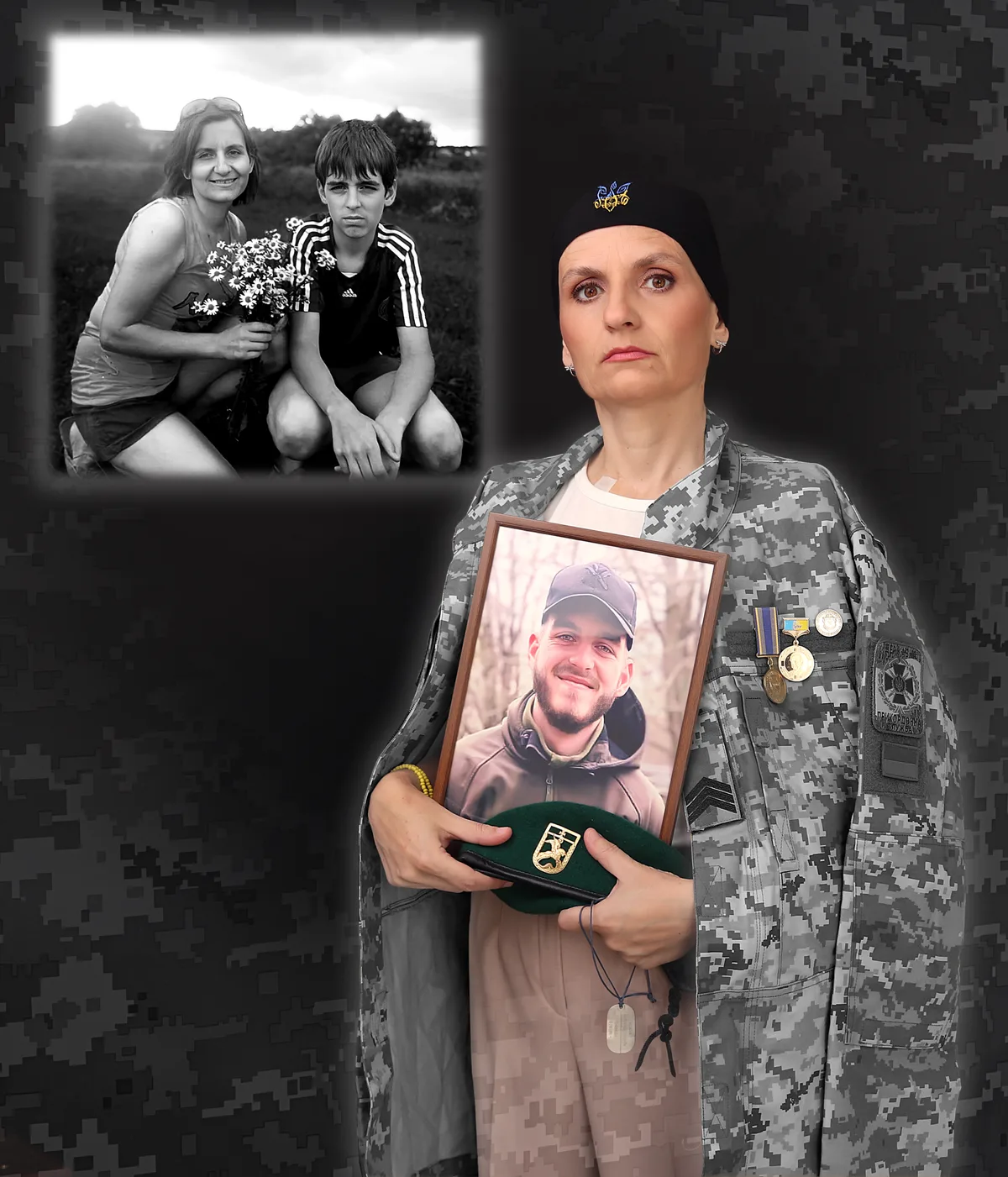 Eine Frau in Uniform hält das Bild ihres Sohnes in der Hand.